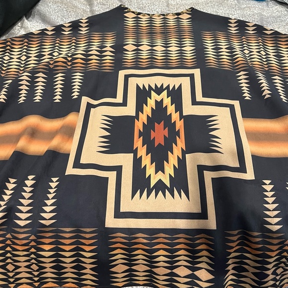 Geometric Patterned Tunic Top - Picture 4 of 5